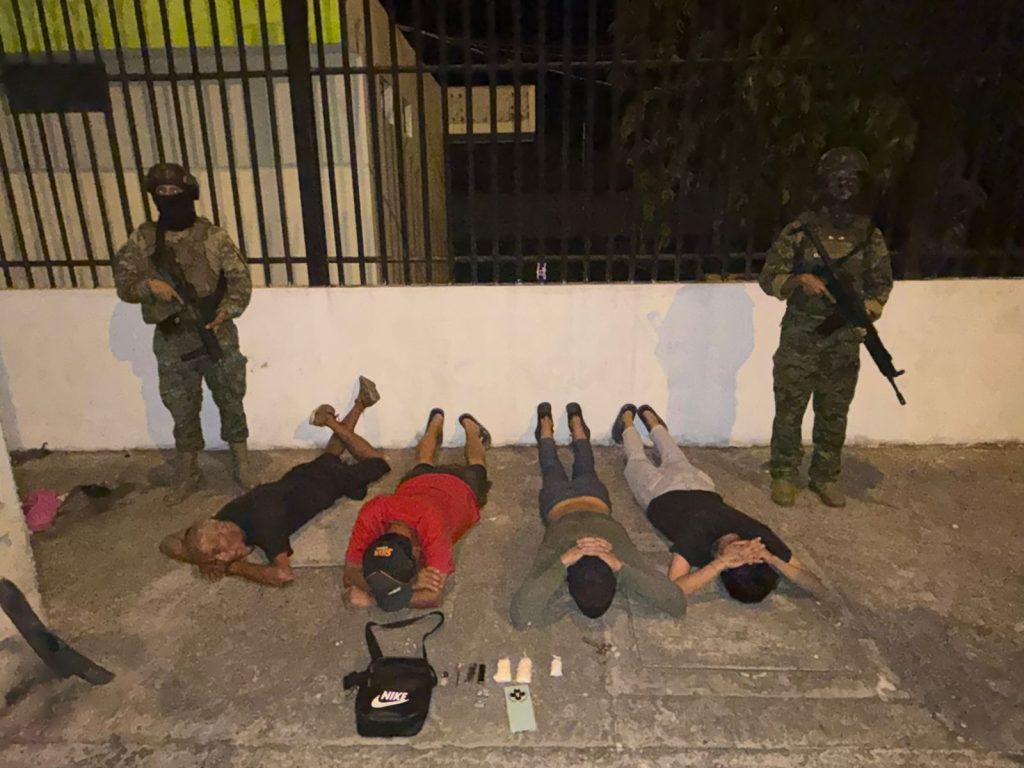 Cuatro aprehendidos con droga durante operativo militar en Portoviejo