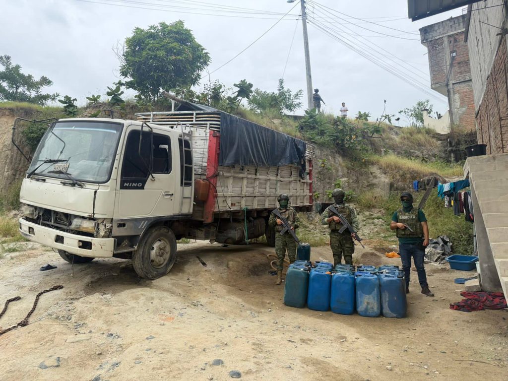 FF.AA. decomisa combustible ilegal en la frontera sur