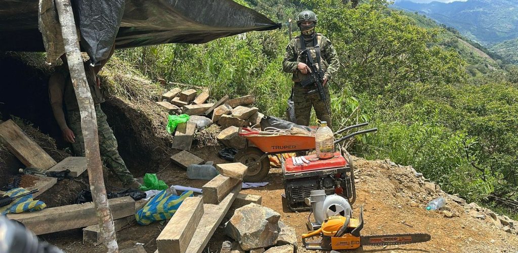 Militares combaten la minería ilegal en El Chical