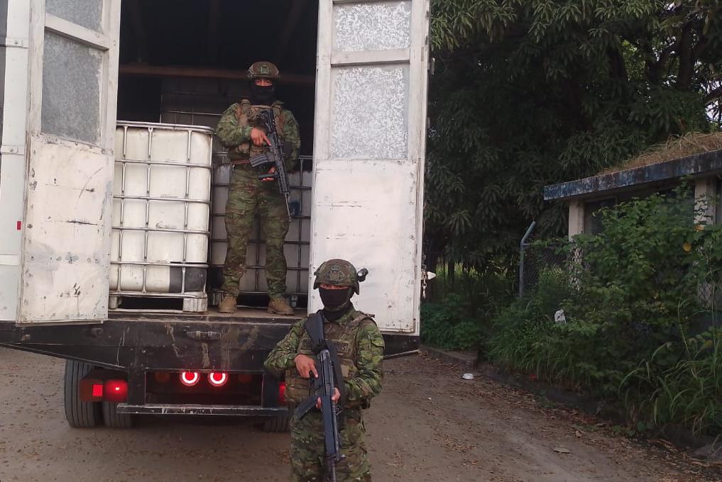 Retienen camión con 3.000 galones de combustible ilegal en Guayas