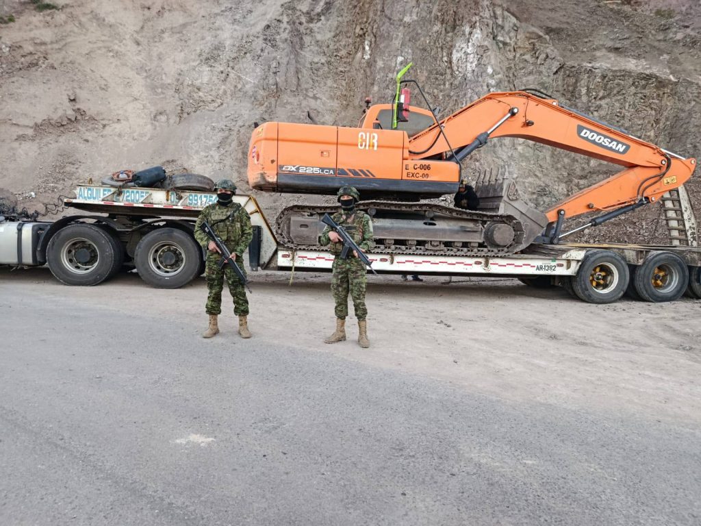 Decomisan excavadora en operativo contra minería ilegal en Loja