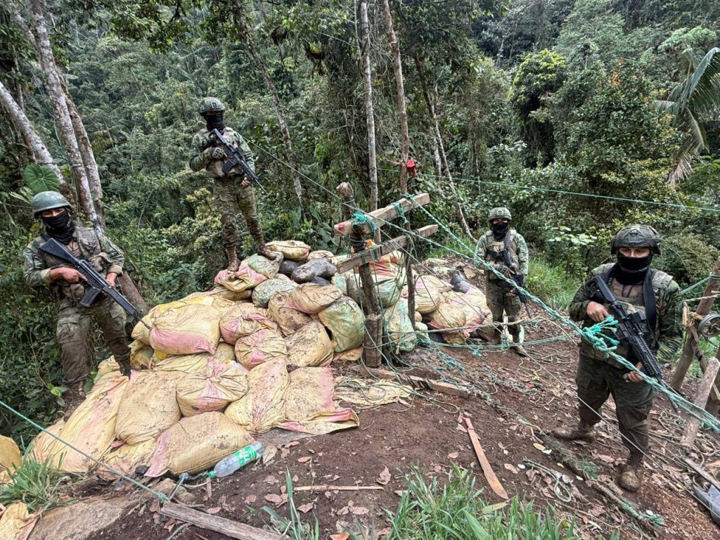 Fuerzas Armadas desmantelan campamento de minería ilegal en Imbabura