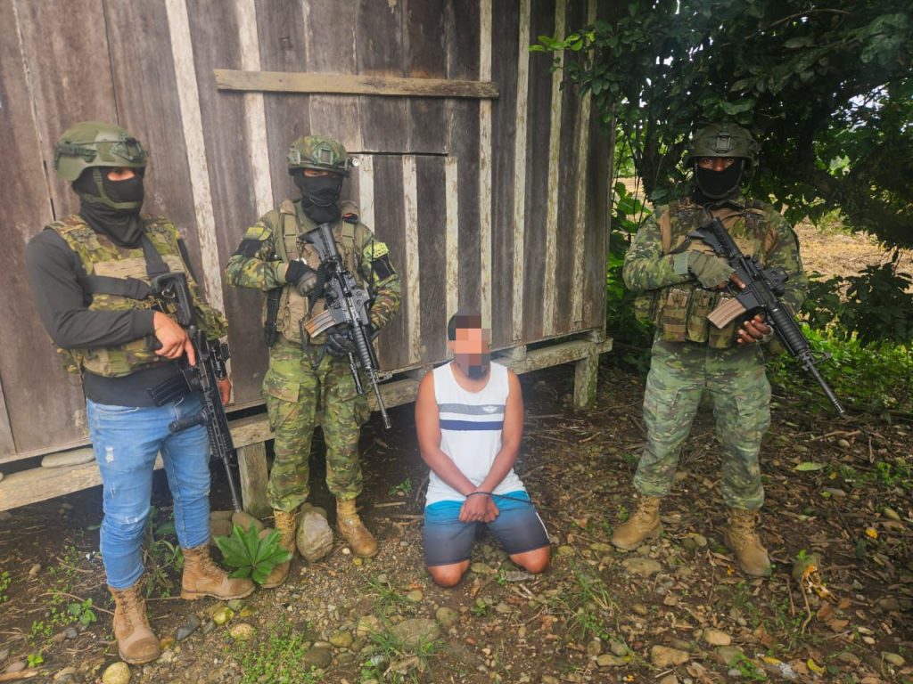 Operativo militar en Sucumbíos deja un detenido, armas decomisadas y vehículo recuperado