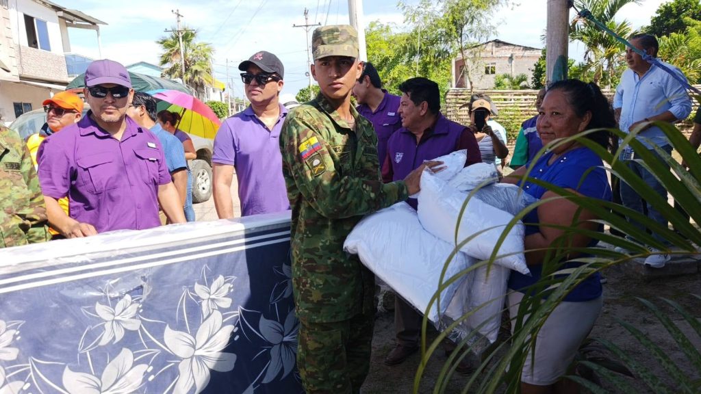 Militares apoyan entrega de kits para prevenir el dengue en Santa Elena