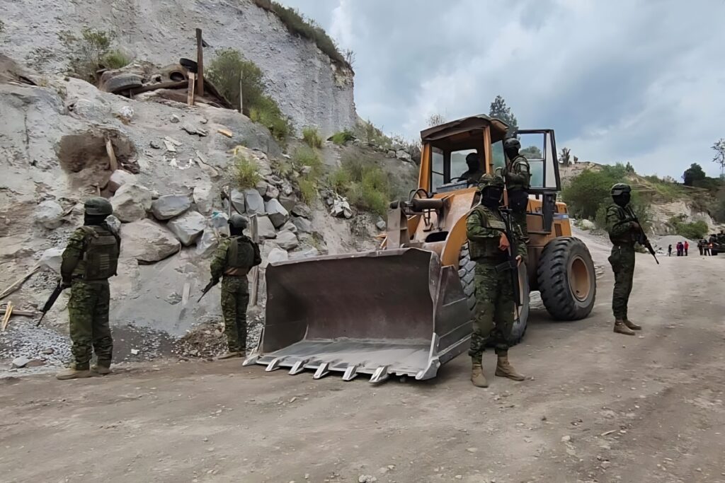 FF. AA. decomisan maquinaria vinculada a minería ilegal en Riobamba