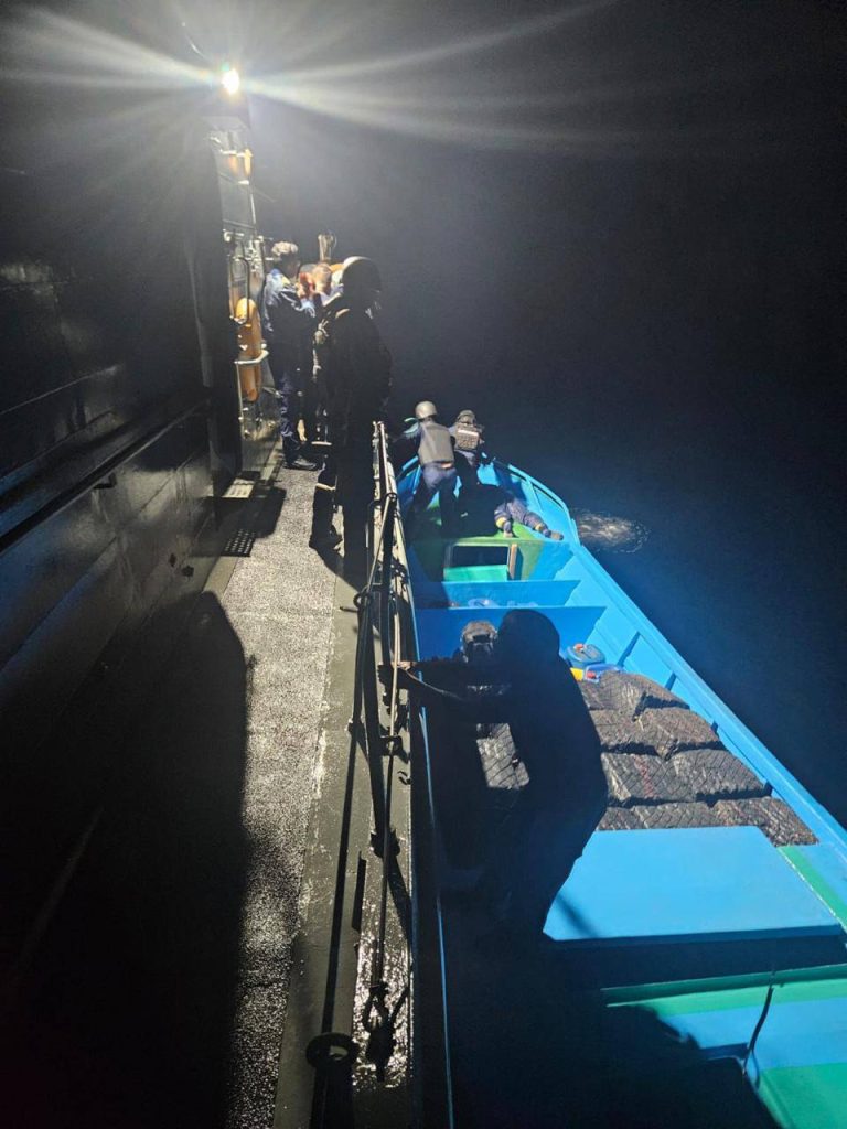 Decomisan 1,8 toneladas de droga frente a las costas de Manabí