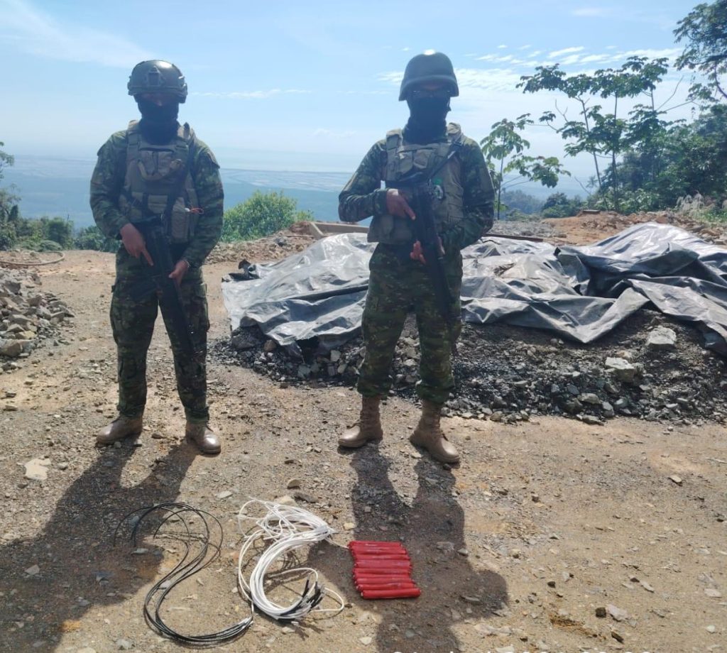 FF. AA.  inhabilita bocamina y decomisa explosivos en Azuay