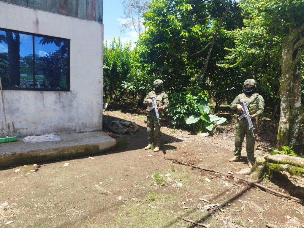 FF. AA. decomisan 3.000 galones de combustible en Sucumbíos