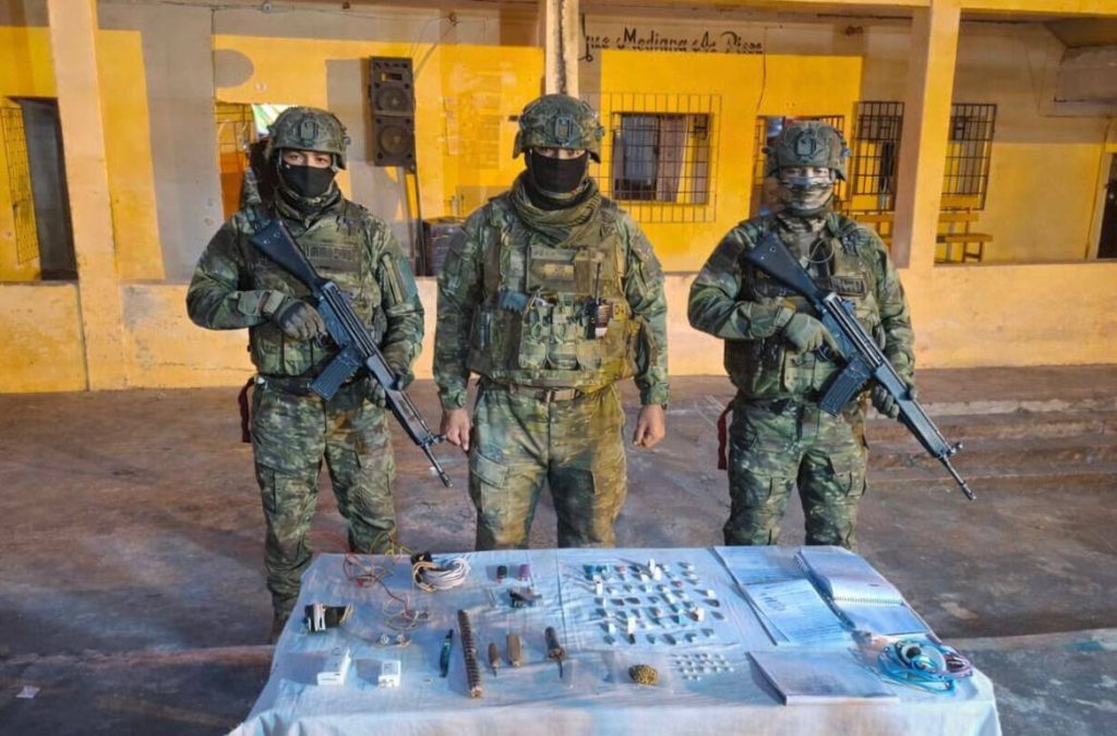 Militares decomisan objetos prohibidos en cárcel de Guaranda