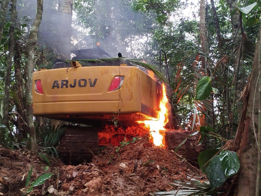 FF.AA. interviene maquinaria utilizada en minería ilegal en Orellana