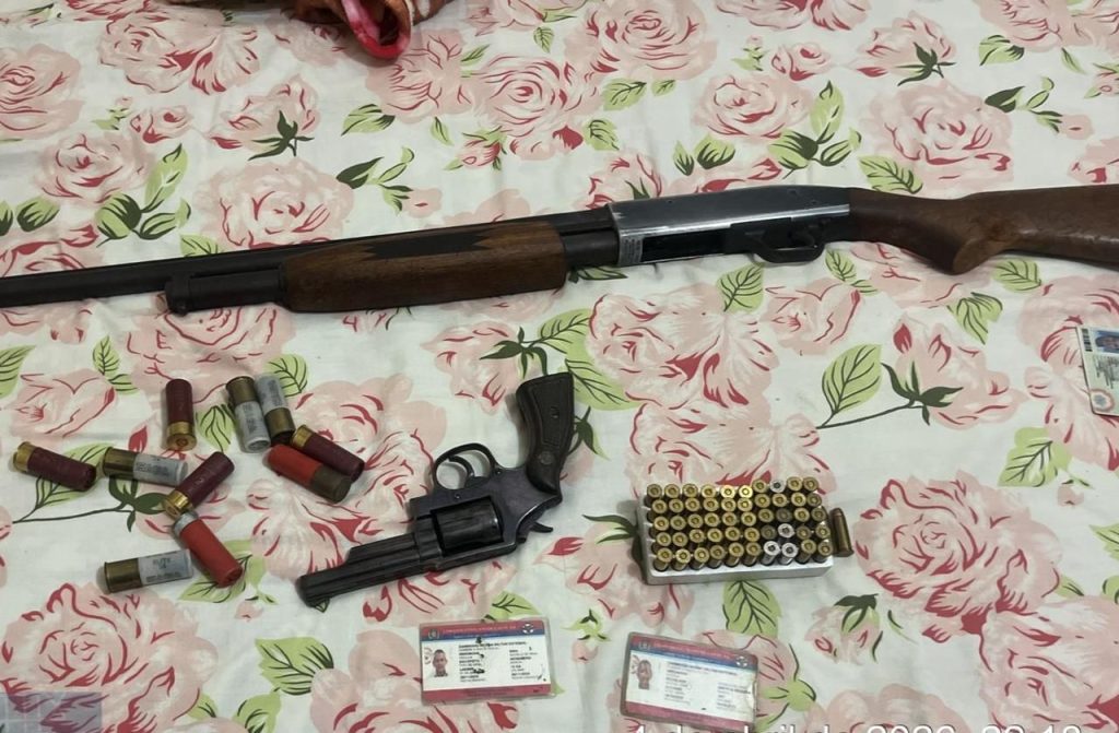 FF.AA. decomisa armas con permisos caducados en Vinces