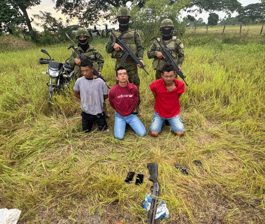 Militares detienen a tres ciudadanos y decomisan armas en Palenque