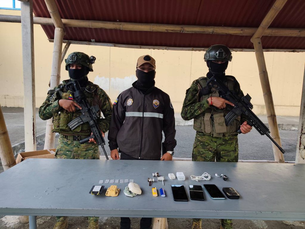 Militares refuerzan seguridad en el CPL Manabí N°4