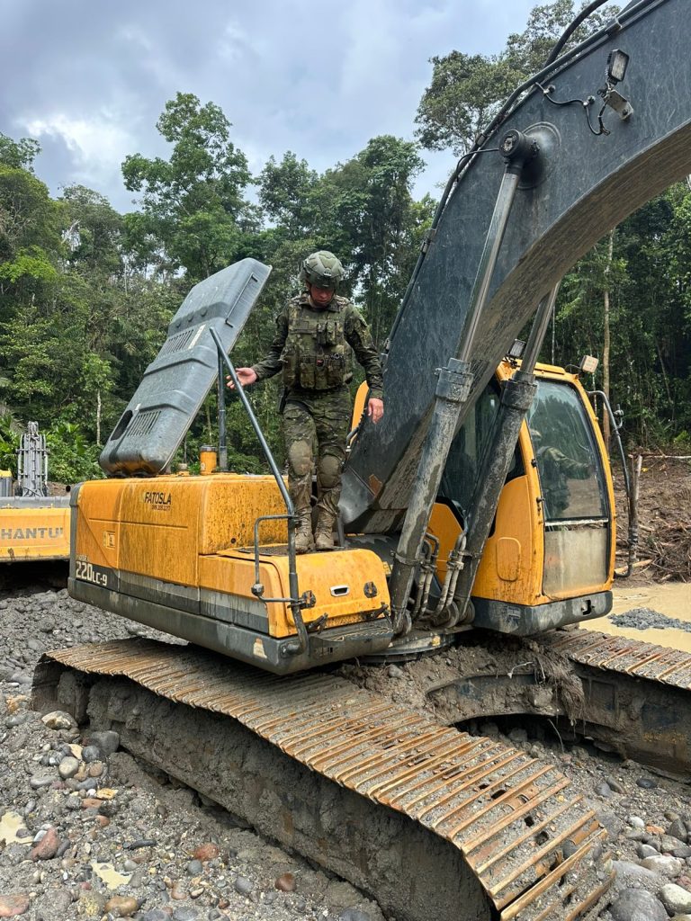 Militares inhabilitan maquinaria de minería ilegal en Pastaza