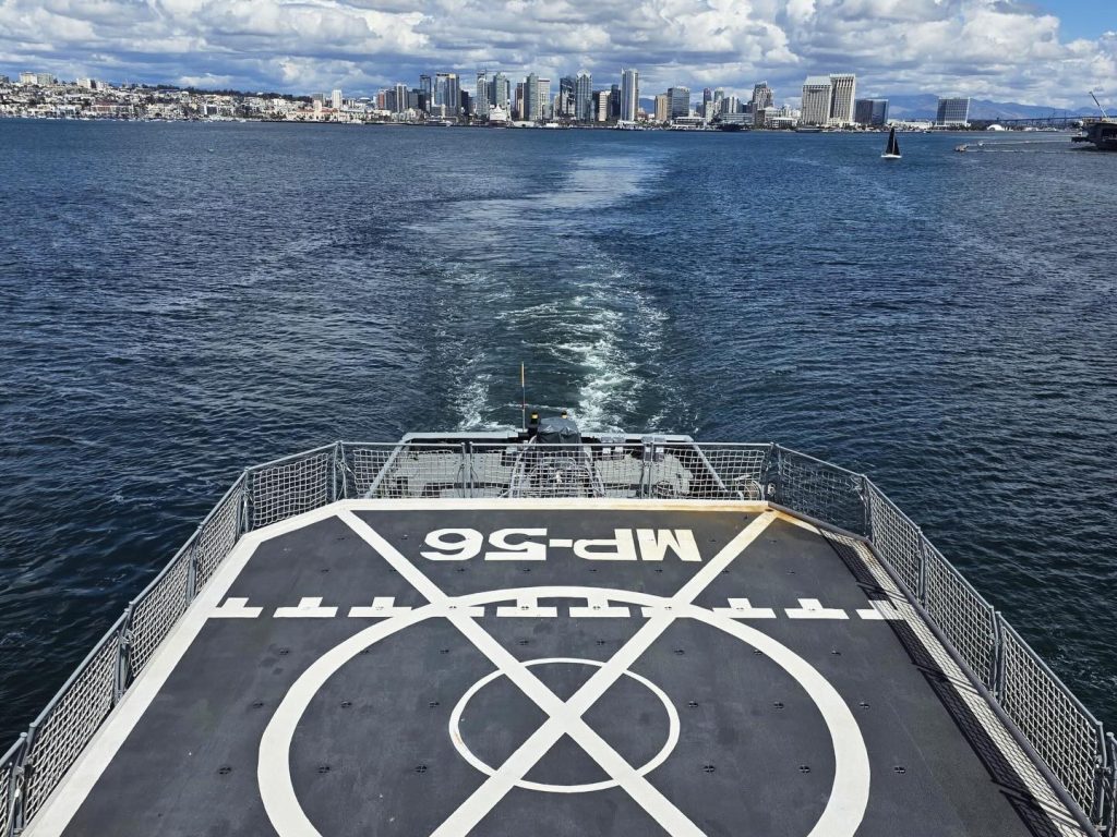 El BAE JAMBELÍ zarpa hacia Ecuador, marcando un hito naval