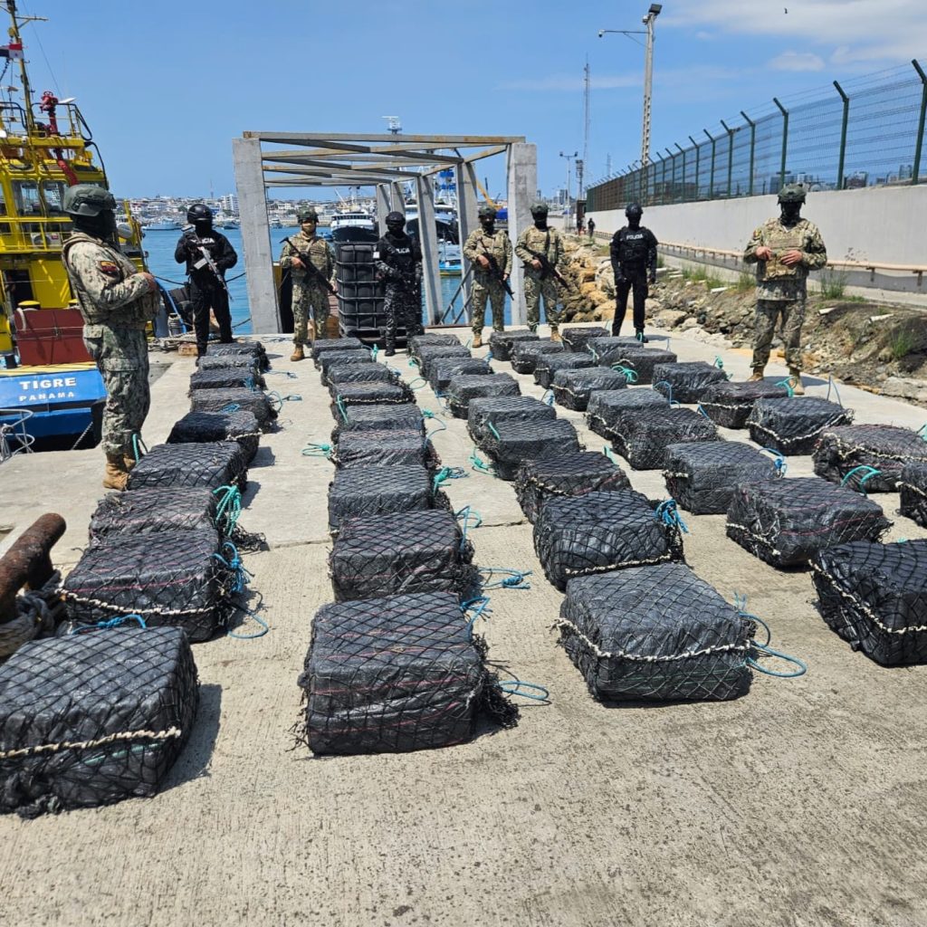 Manta recibe cargamento incautado y aprehendidos por tráfico ilícito