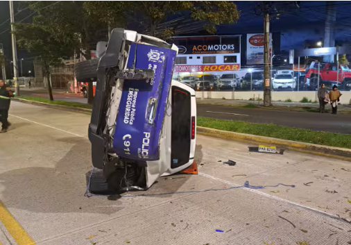 Volcamiento en el norte de Quito deja cuatro heridos