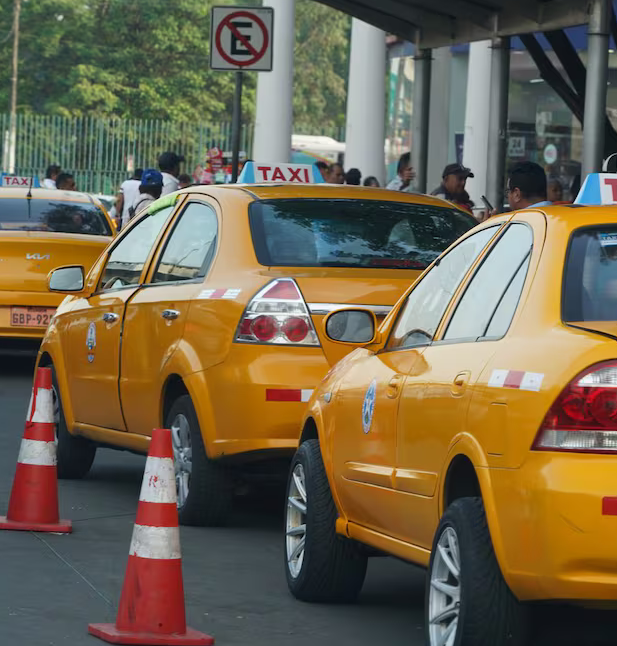 Una mujer y su hija fueron desvalijadas y golpeadas dentro de un taxi amarillo en Guayaquil