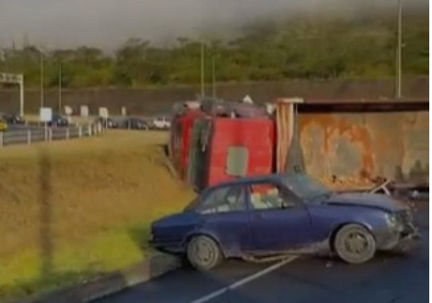 Camión cargado de escombros se vuelca en Guayllabamba y deja un carril cerrado