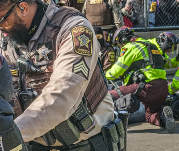 Crecen las alertas por niños separados de padres detenidos en redadas migratorias en EE.UU.