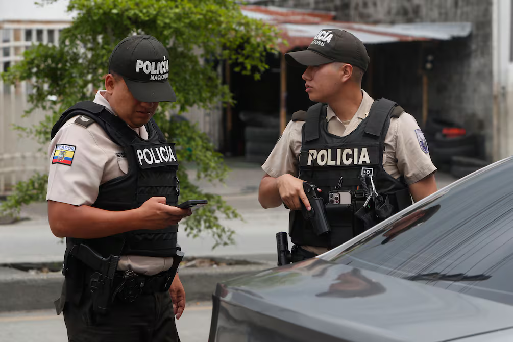 Ministro Reimberg descarta semaforización y salvoconductos durante el toque de queda