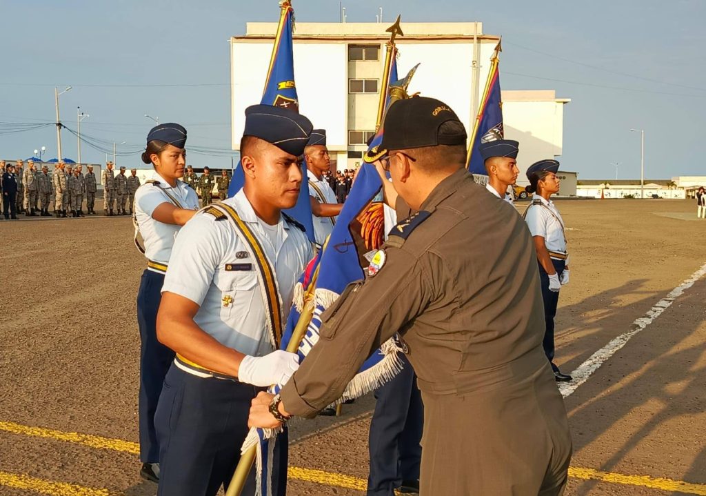Cadetes de la ESMA fortalecen su compromiso institucional en ceremonia de cambio de banderín