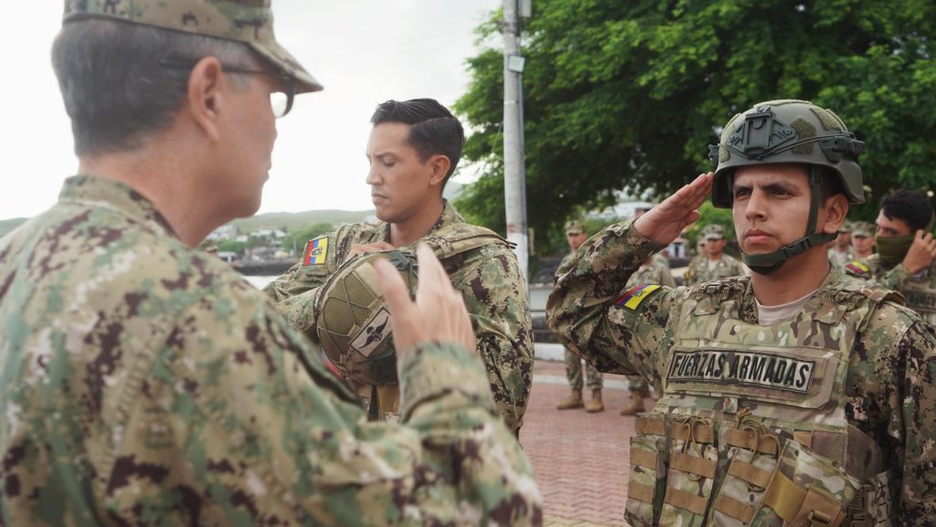 Armada del Ecuador entrega prendas de protección a su personal