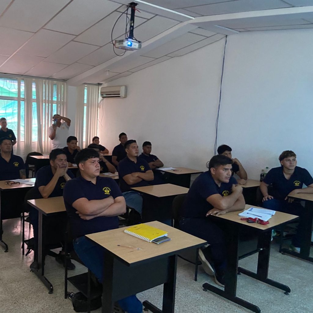 Charla de conciencia marítima a futuros marineros pescadores