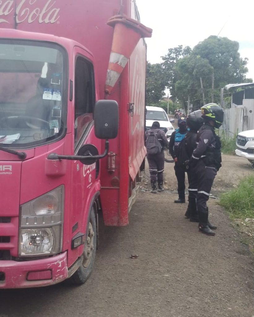 Armada del Ecuador recupera camión robado