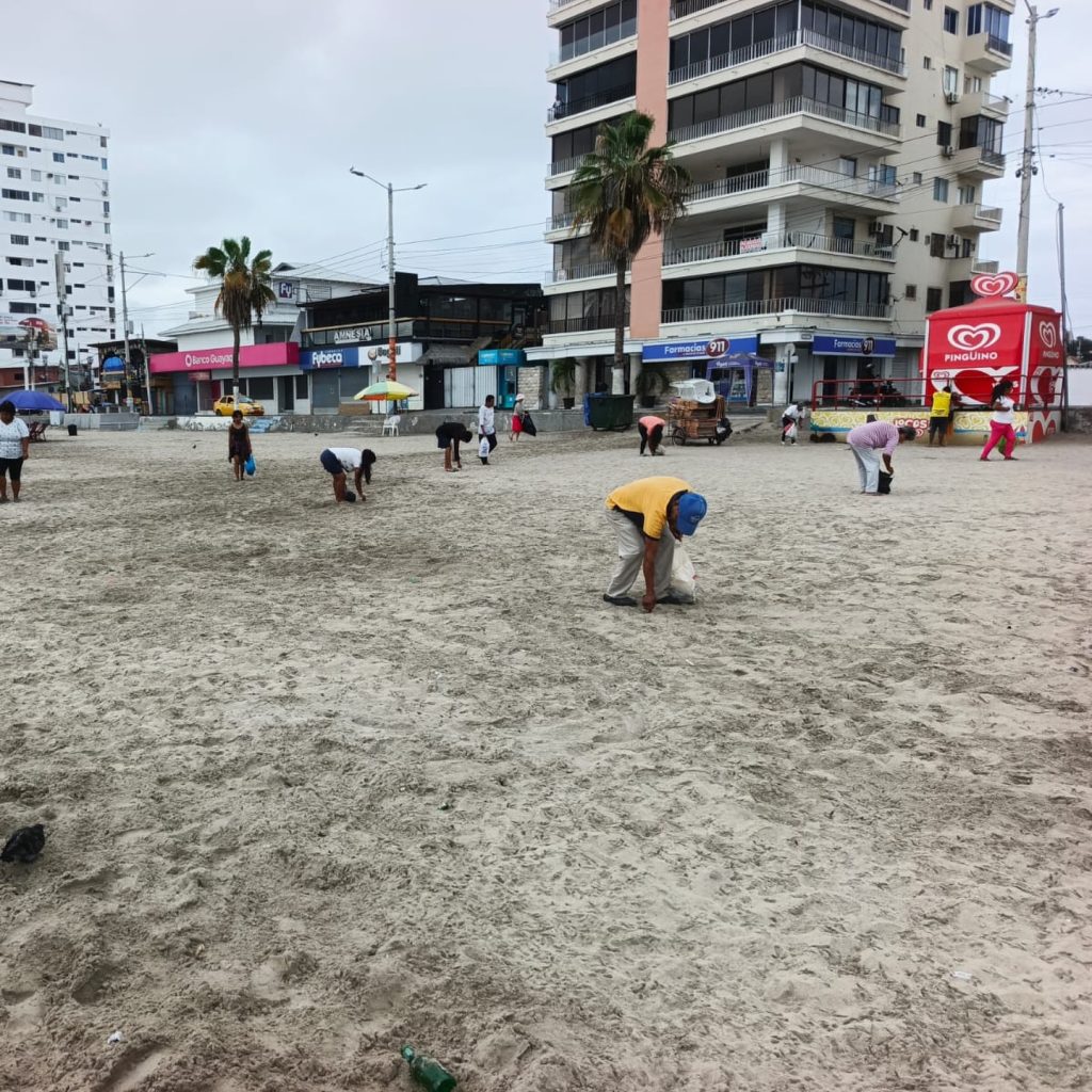 Minga de limpieza en playas de San Lorenzo