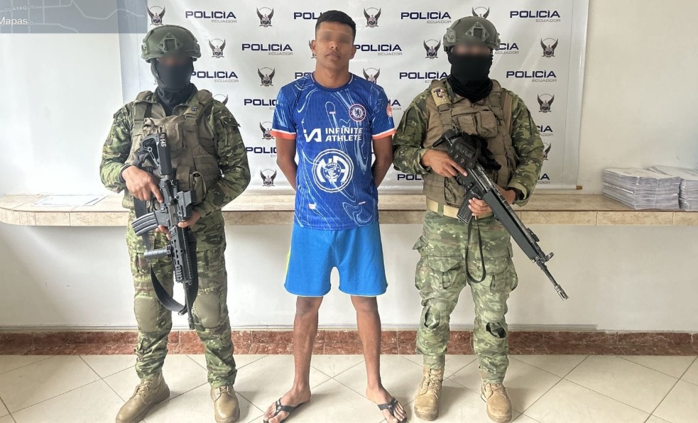 Dos personas detenidas con armas en sector de Portoviejo