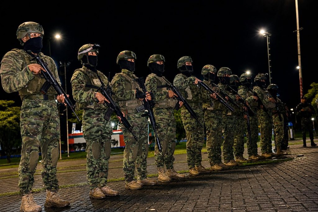 Controles militares refuerzan seguridad durante toque de queda