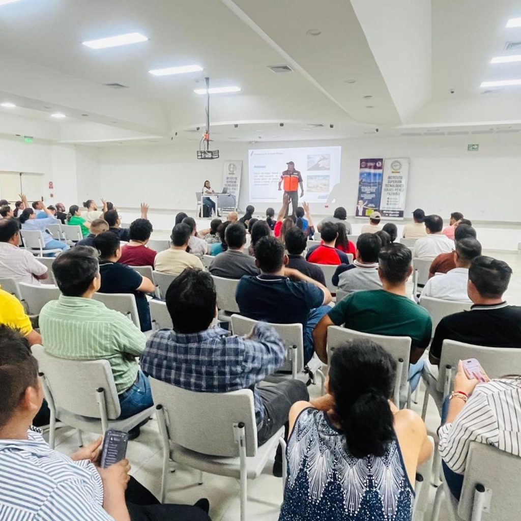 Armada del Ecuador capacita a docentes en Gestión de Riesgos