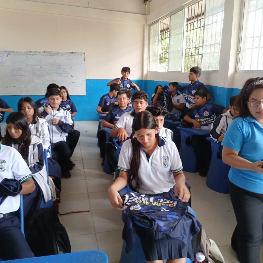Jóvenes se suman a Guardianes del Mar en Salinas