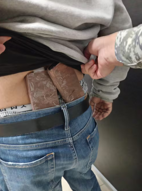 Pasajero intentó ingresar 40 iPhones pegados al cuerpo en aeropuerto de Guayaquil