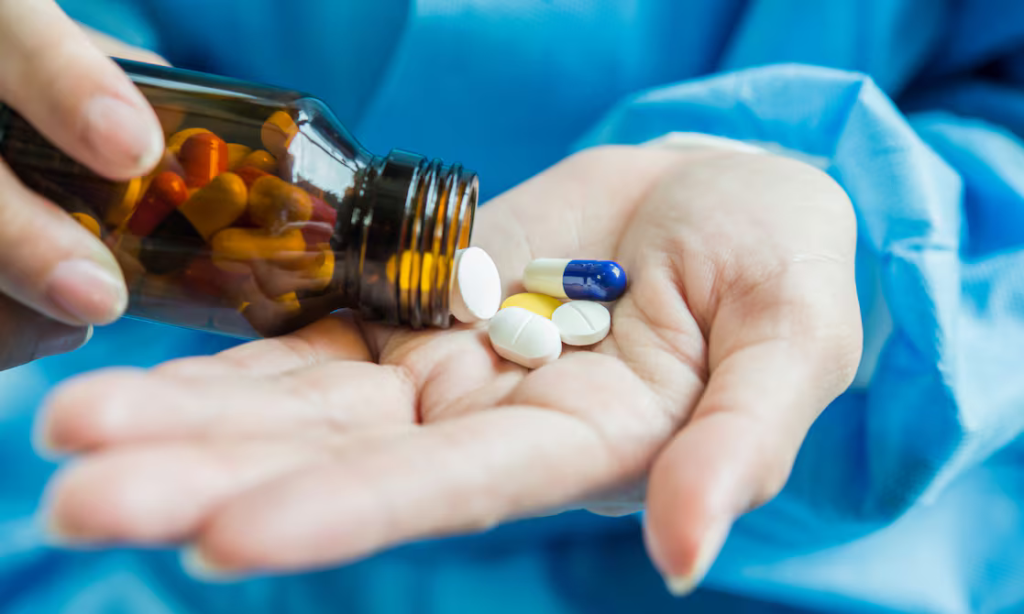 Expertos alertan del peligro de guardar medicamentos en el baño o cocina