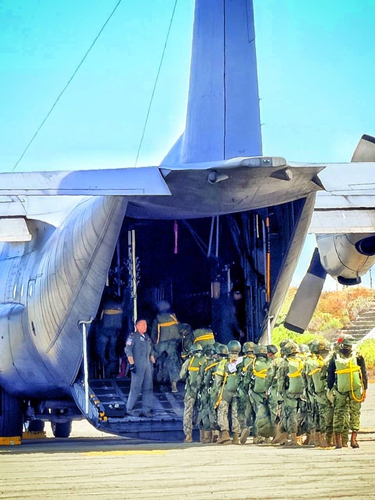 Alumnos del curso de Paracaidismo ejecutaron saltos militares desde aeronave C-130