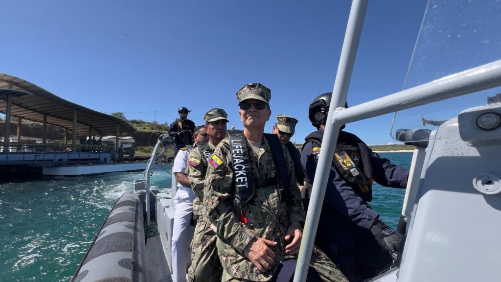 Comandante General de la Armada visitó la Capitanía de Puerto Seymour en Galápagos