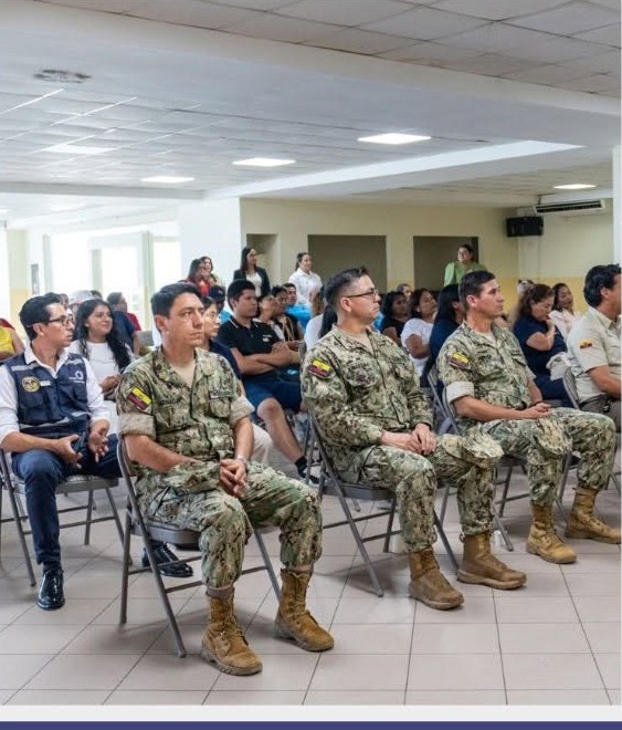 Armada recibe reconocimiento por compromiso ambiental en Salinas