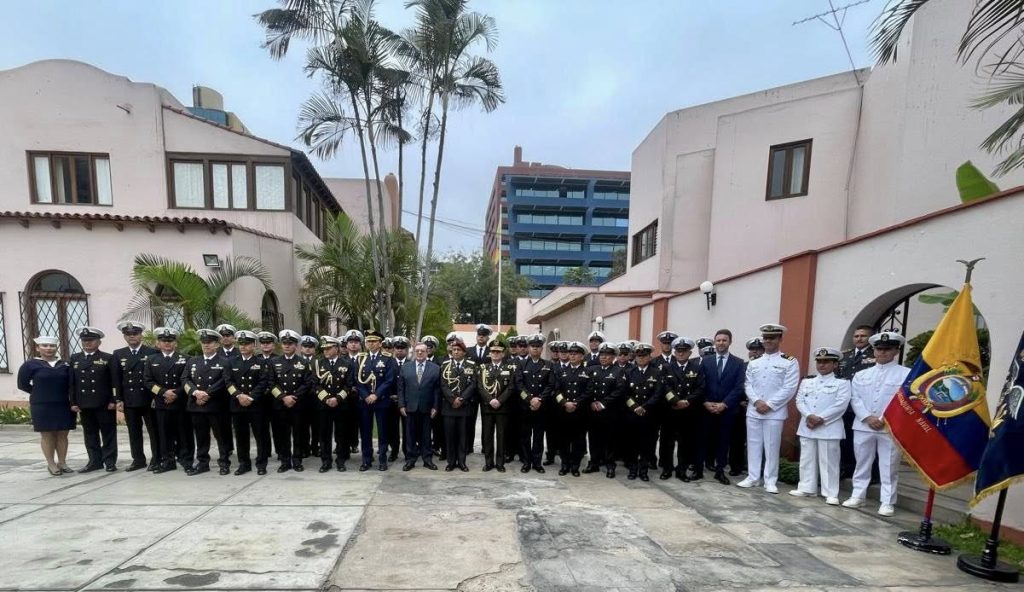 Armada del Ecuador capacita a su personal