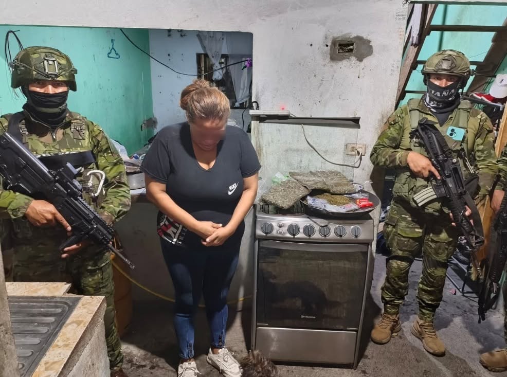 Mujer detenida con sustancias sujetas a fiscalización en el Guasmo
