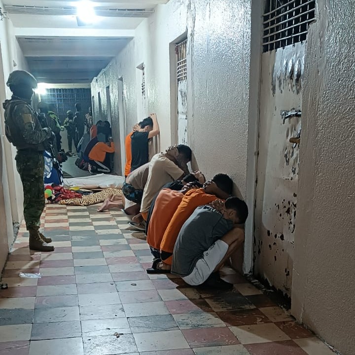 Militares decomisan objetos prohibidos en cárcel de Carchi
