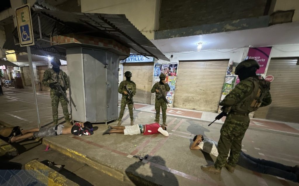Militares aprehenden a tres sujetos en Chone