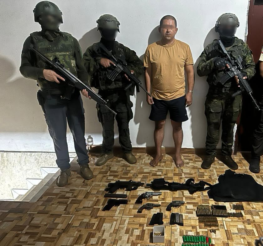 Decomisan armamento en operativo militar en Manabí
