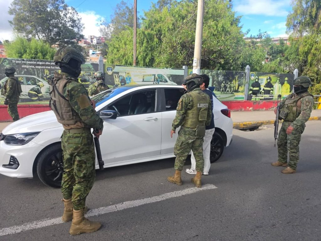 FF. AA. intensifican controles de seguridad en terminal terrestre de Azogues
