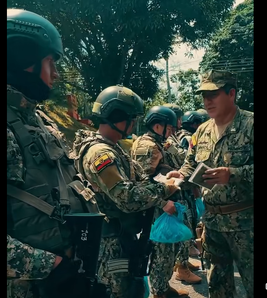 Comandante General de Marina visita repartos de Esmeraldas