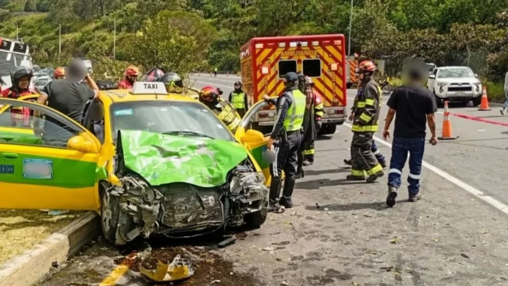 Choque múltiple en la Avda. Simón Bolívar en Quito deja cinco heridos