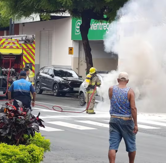 Vehículo se incendia en el centro de Guayaquil