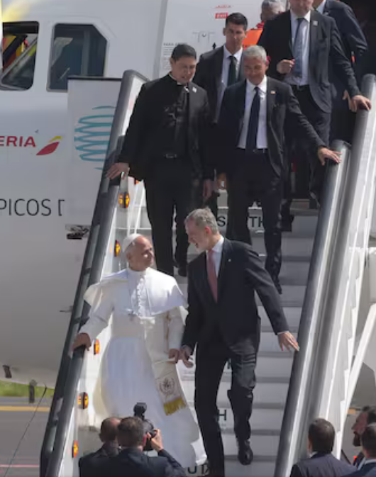 Incidente técnico retrasa regreso del papa León XIV  a Roma
