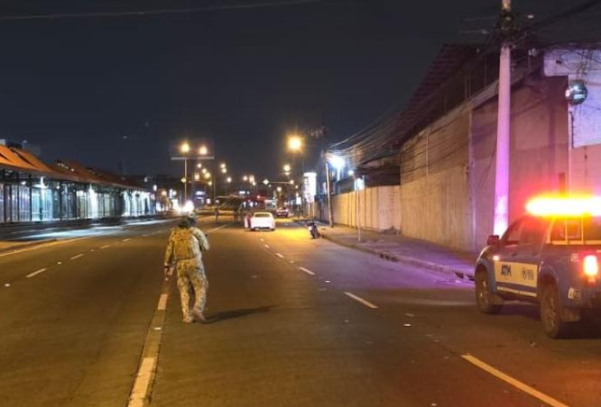Dos militares resultaron heridos tras ser embestidos en operativo de control en Guayaquil